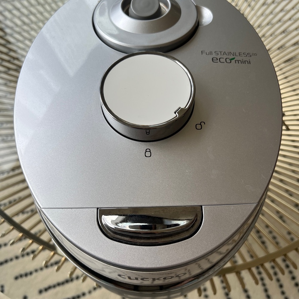 [Cuckoo] Silver and White Rice Cooker - Picture 2 of 3